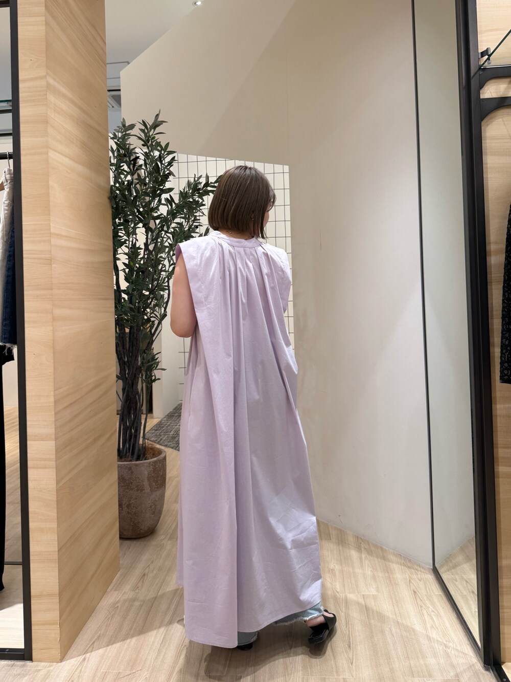 パープル系のワンピース、ブラック系のトートバッグ、ブルー系のその他パンツを着用したレディースの春コーディネートの2枚目の写真