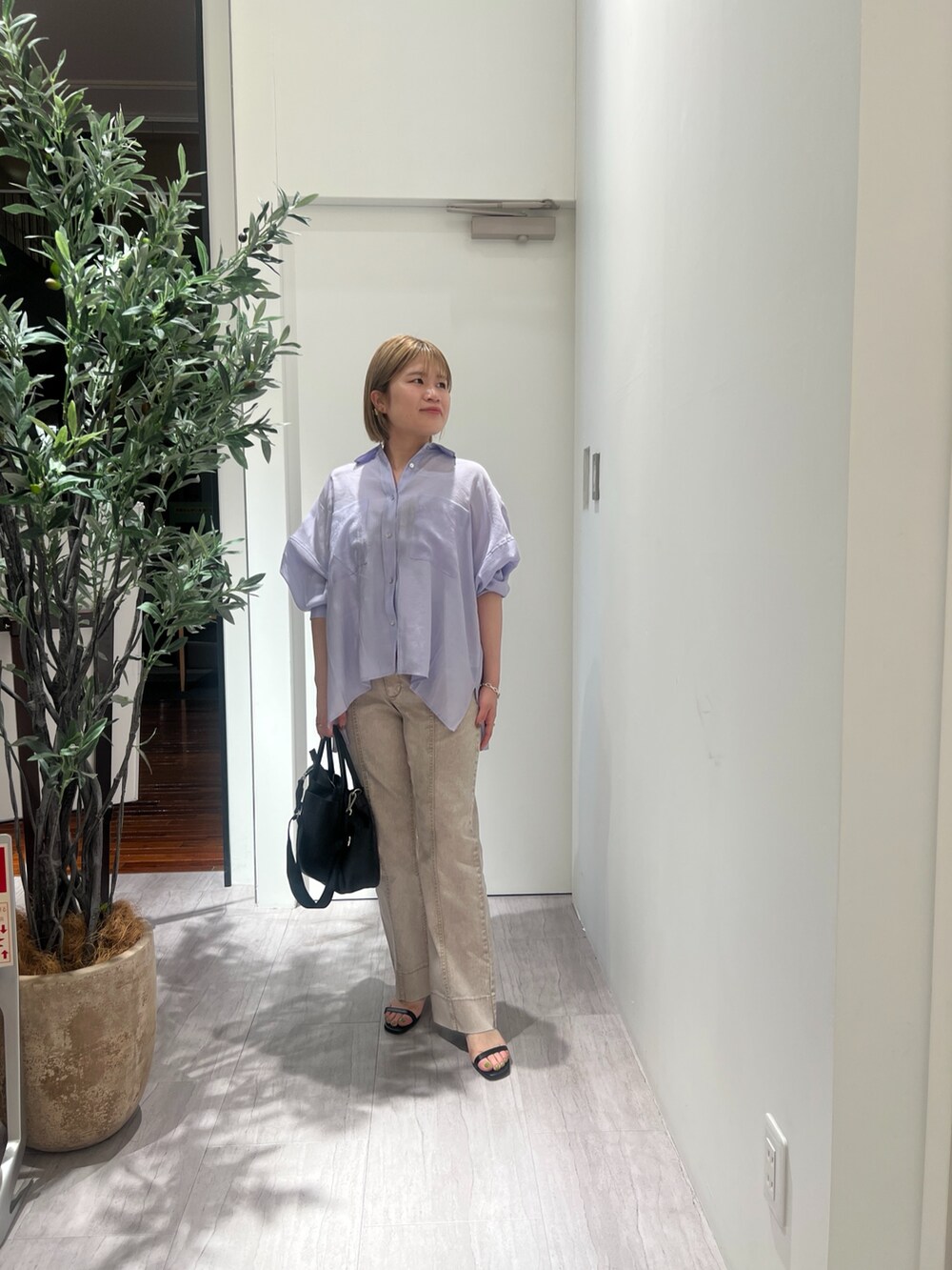 パープル系のシャツ/ブラウス、グレー系のデニムパンツを着用したレディースの春コーディネートの2枚目の写真