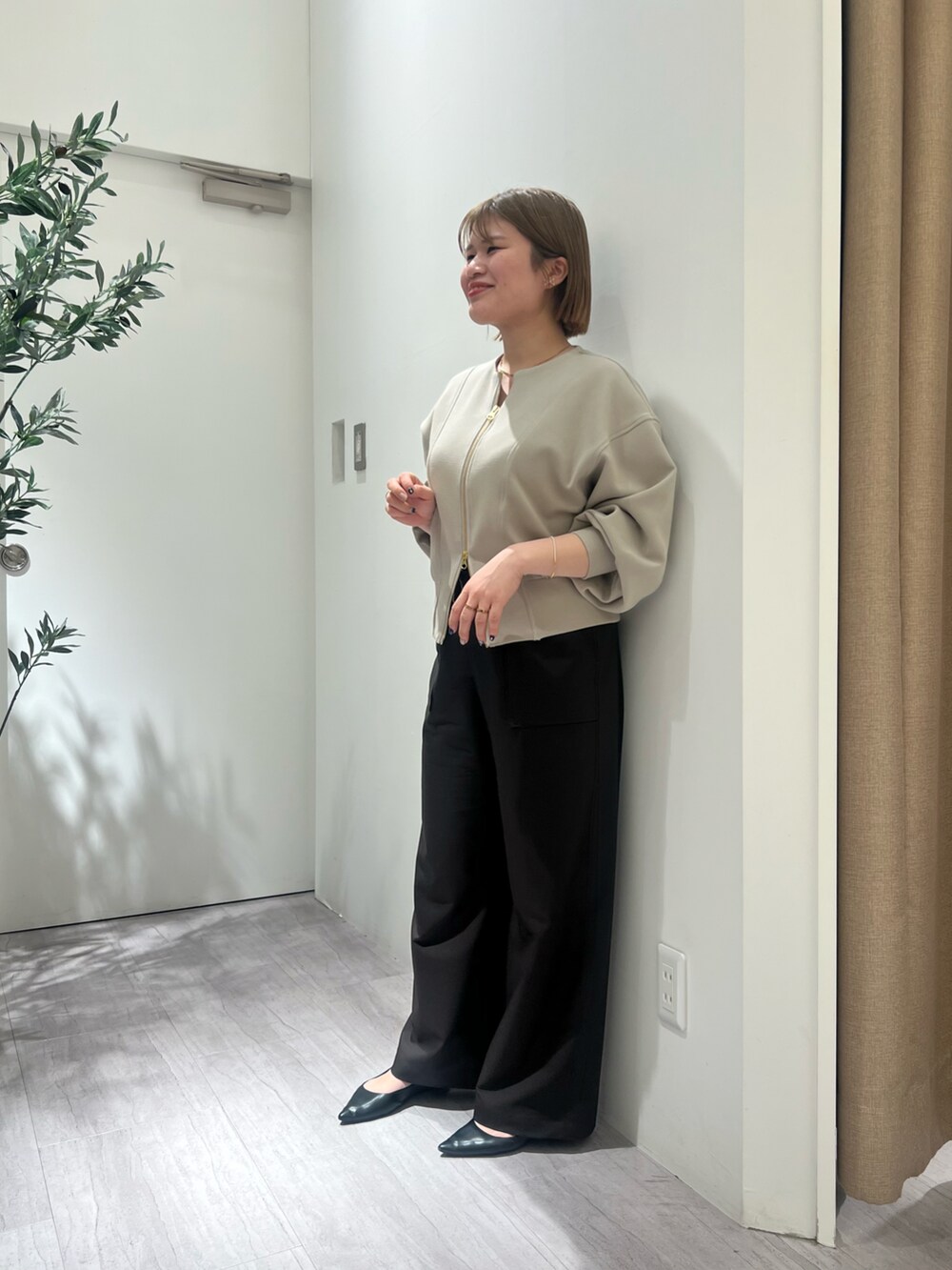 グレー系のブルゾン、グレー系のその他パンツを着用したレディースの冬コーディネートの2枚目の写真