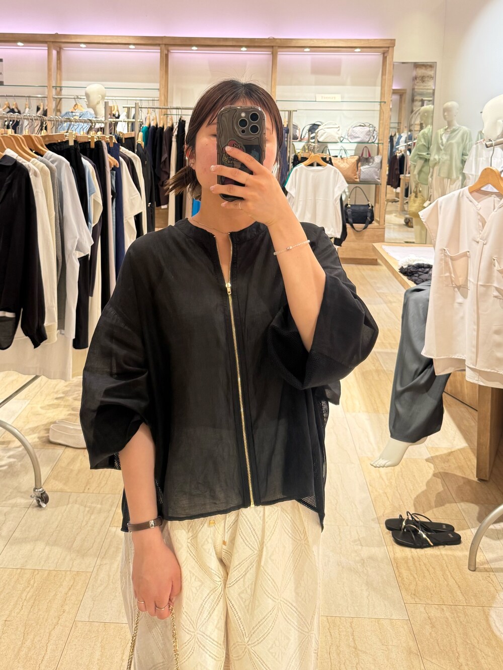 ホワイト系のその他パンツを着用したレディースの夏コーディネートの3枚目の写真