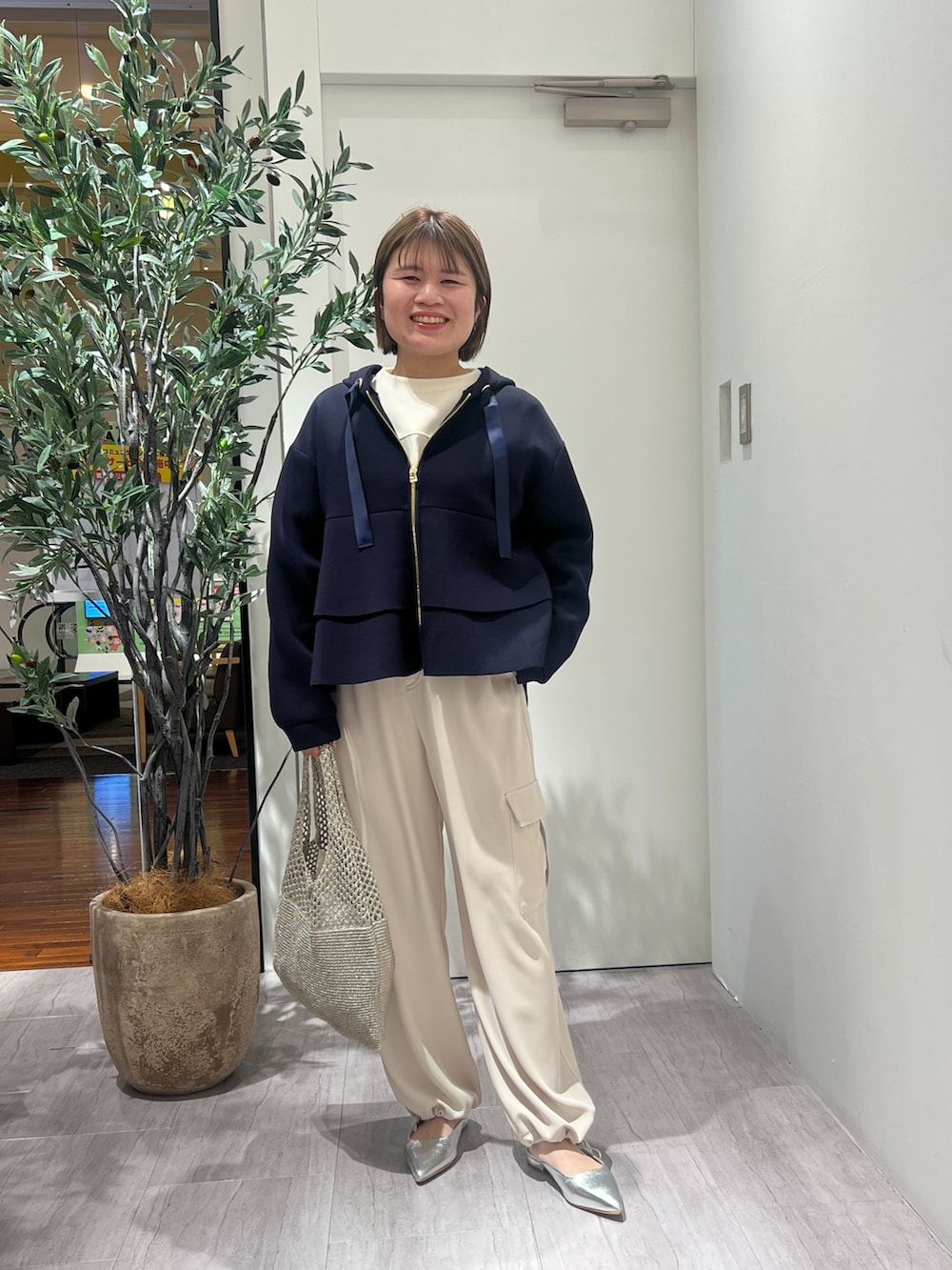 ブルー系のパーカー、ホワイト系のTシャツ/カットソー、ベージュ系のその他パンツを着用したレディースの春コーディネートの3枚目の写真