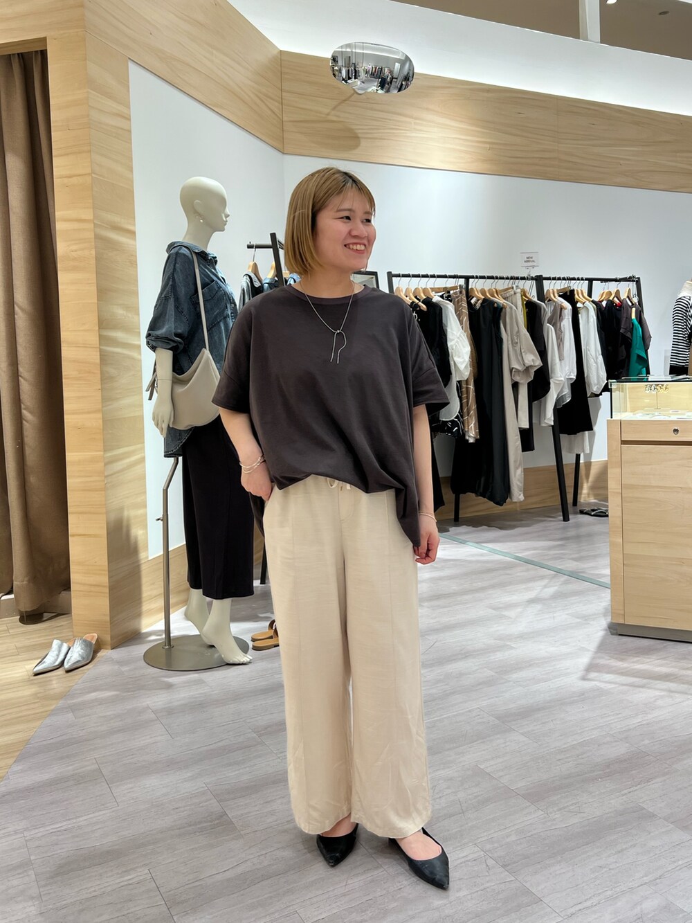 グレー系のTシャツ/カットソー、ベージュ系のその他パンツを着用したレディースの春コーディネートの4枚目の写真