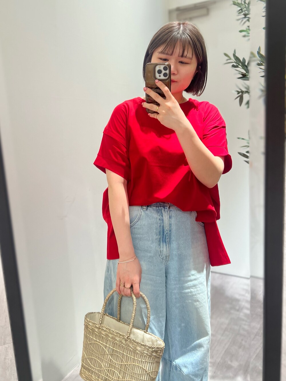 ブルー系のその他パンツ、レッド系のTシャツ/カットソー、ベージュ系のトートバッグを着用したレディースの夏コーディネートの4枚目の写真