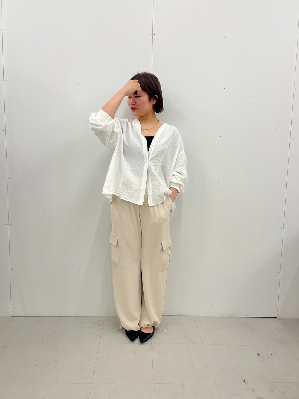 ホワイト系のシャツ/ブラウス、ベージュ系のその他パンツを着用したレディースの春コーディネートの2枚目の写真
