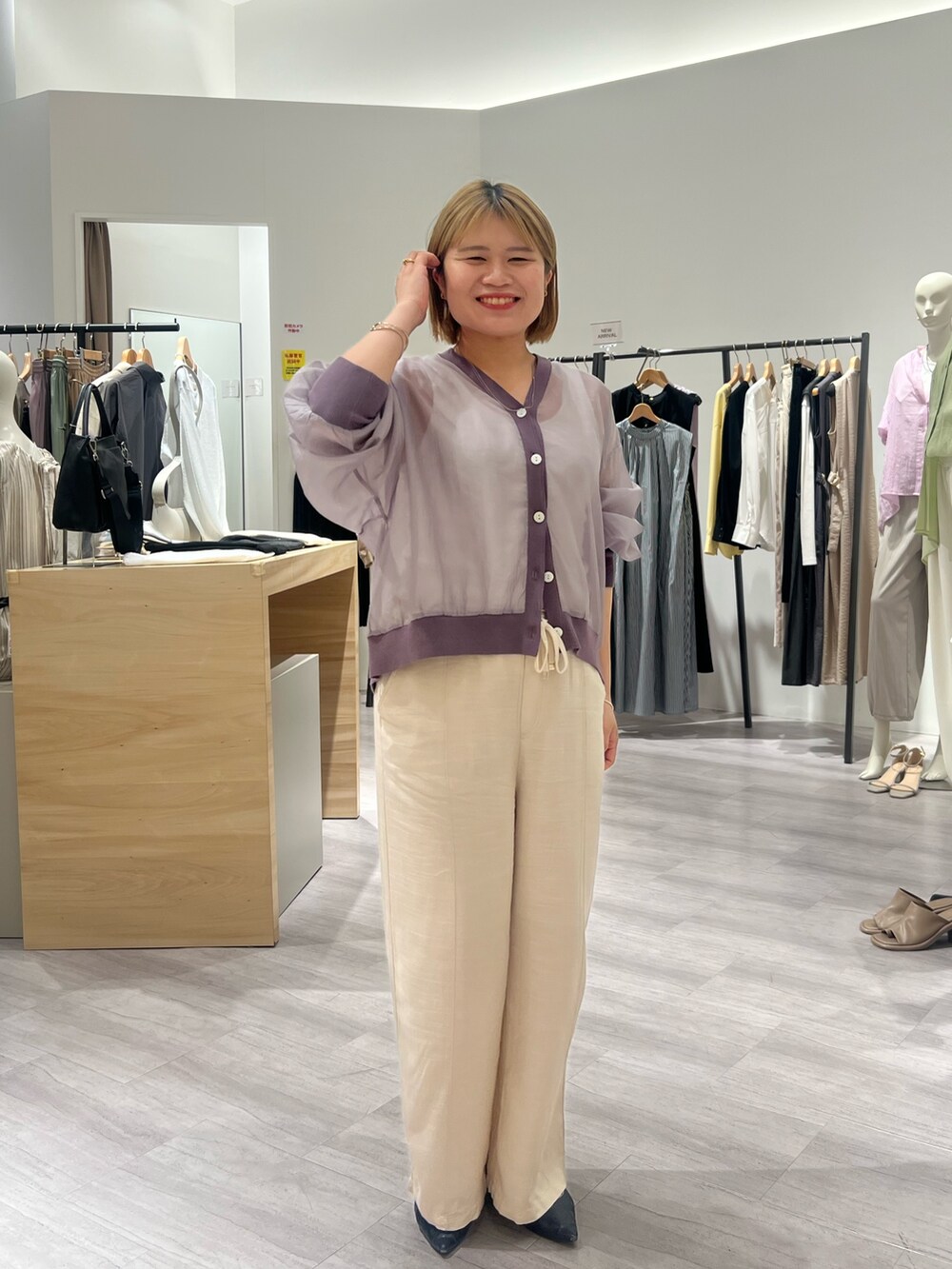 グレー系のカーディガン/ボレロ、ベージュ系のその他パンツを着用したレディースの春コーディネートの2枚目の写真