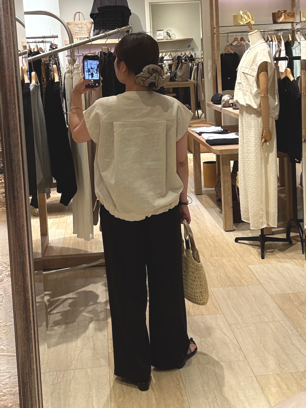 ホワイト系のシャツ/ブラウス、ブラック系のその他パンツを着用したレディースの夏コーディネートの3枚目の写真