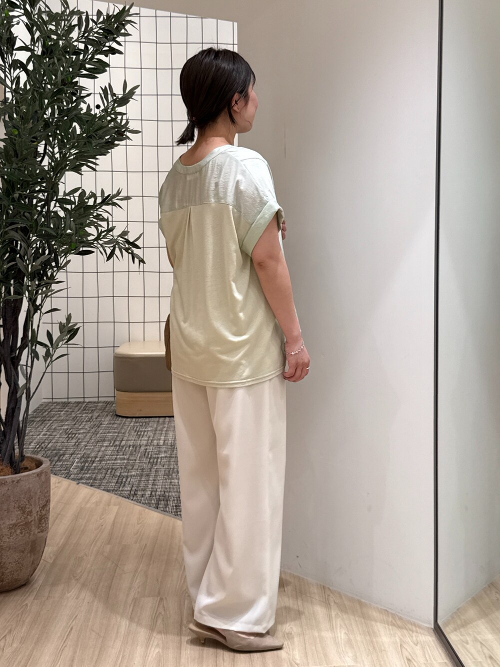 グリーン系のシャツ/ブラウス、ホワイト系のその他パンツを着用したレディースの夏コーディネートの3枚目の写真