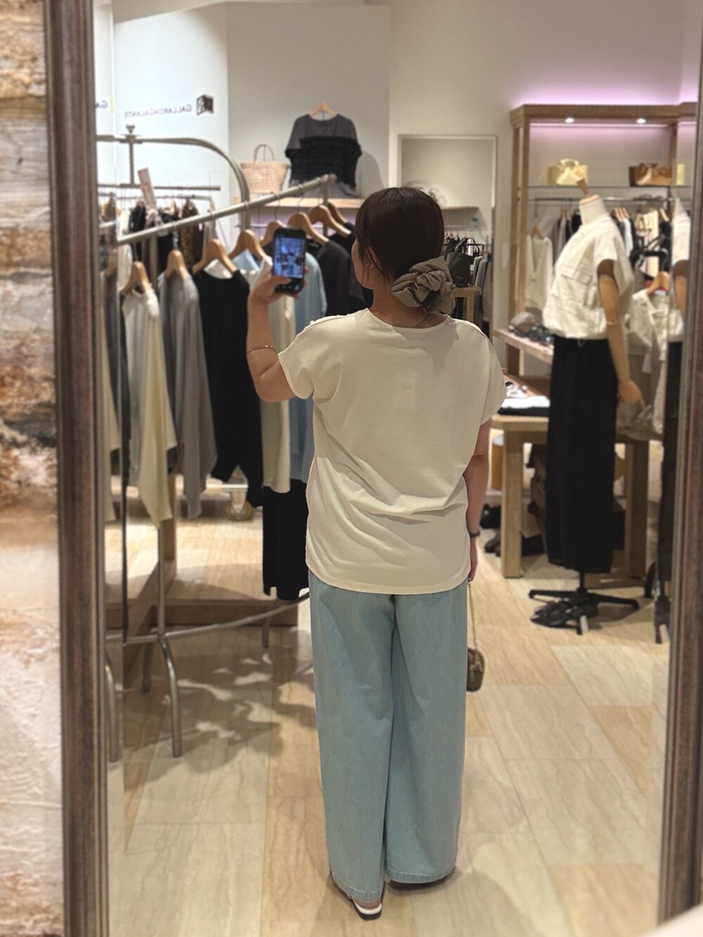 ホワイト系のTシャツ/カットソー、ブルー系のデニムパンツを着用したレディースの夏コーディネートの4枚目の写真