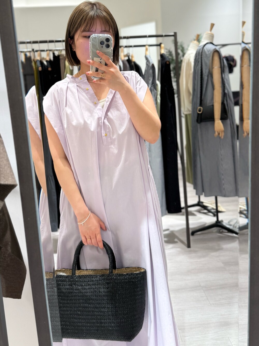 パープル系のワンピース、ブラック系のトートバッグ、ブルー系のその他パンツを着用したレディースの春コーディネートの4枚目の写真