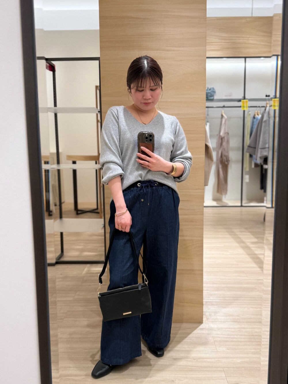 ブルー系のデニムパンツ、グレー系のニット/セーターを着用したレディースの冬コーディネートの2枚目の写真