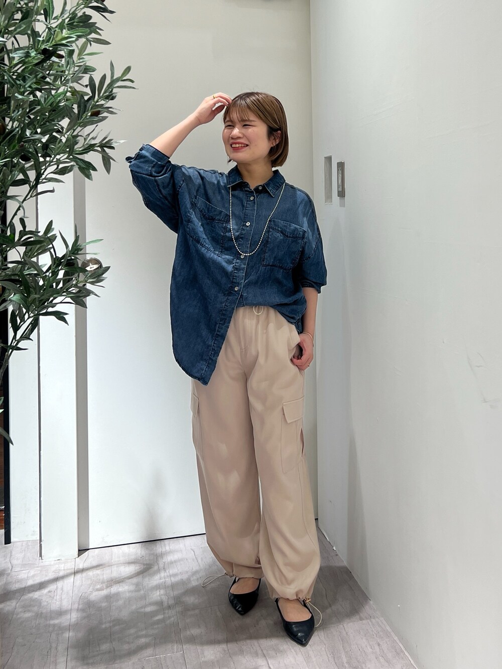 ブルー系のシャツ/ブラウス、ベージュ系のその他パンツを着用したレディースの春コーディネートの3枚目の写真