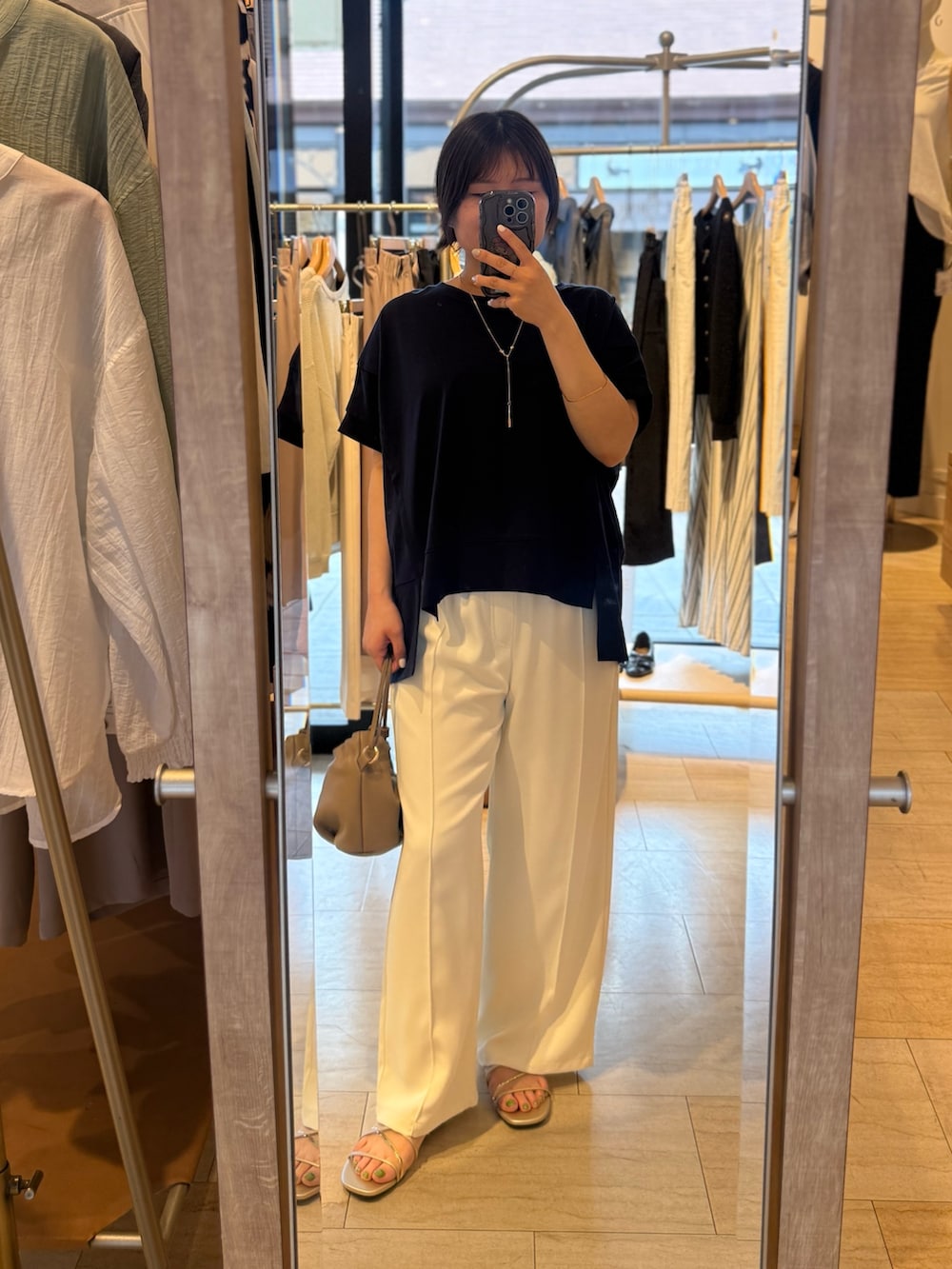 ブルー系のTシャツ/カットソー、ホワイト系のその他パンツを着用したレディースの春コーディネートの5枚目の写真