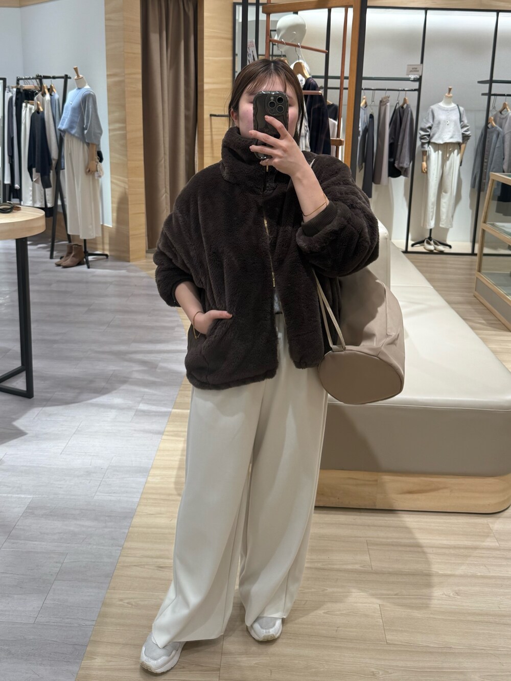 ブラウン系のその他アウター、ホワイト系のその他パンツを着用したレディースの秋コーディネートの2枚目の写真