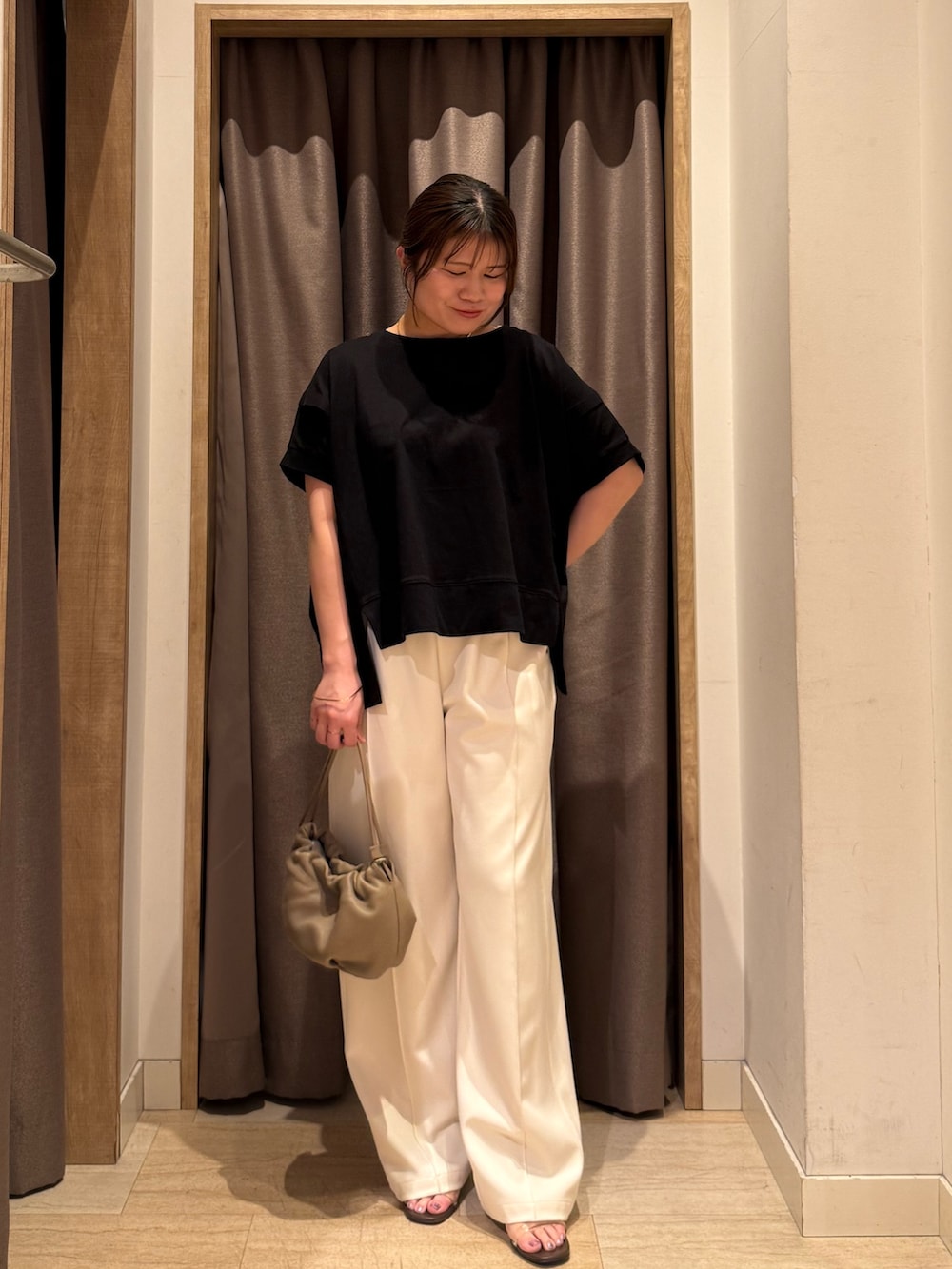 ブラック系のTシャツ/カットソー、ホワイト系のその他パンツを着用したレディースの春コーディネートの2枚目の写真