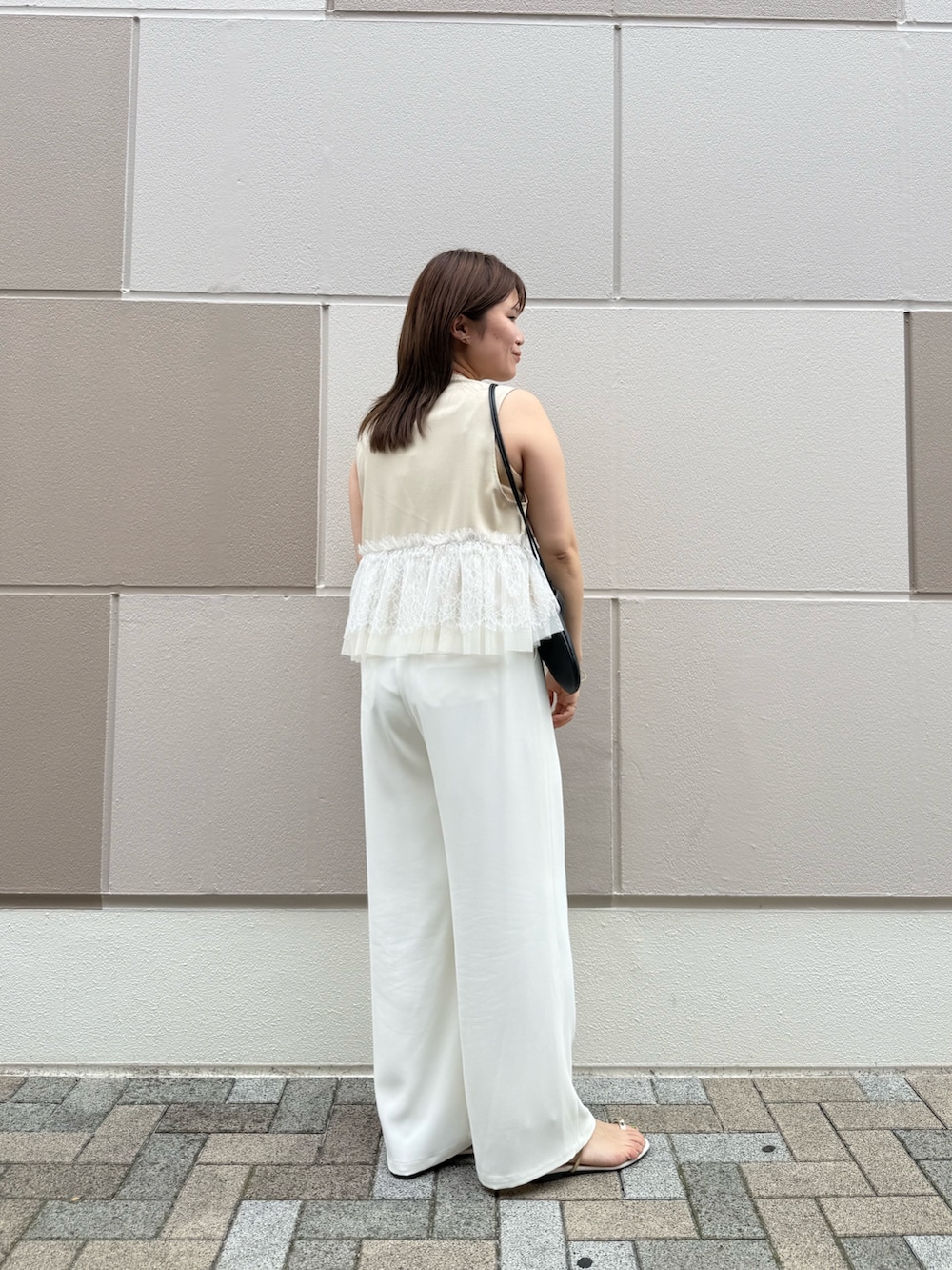 ベージュ系のワンピース、ホワイト系のその他パンツ、ベージュ系のキャミソールを着用したレディースの夏コーディネートの2枚目の写真