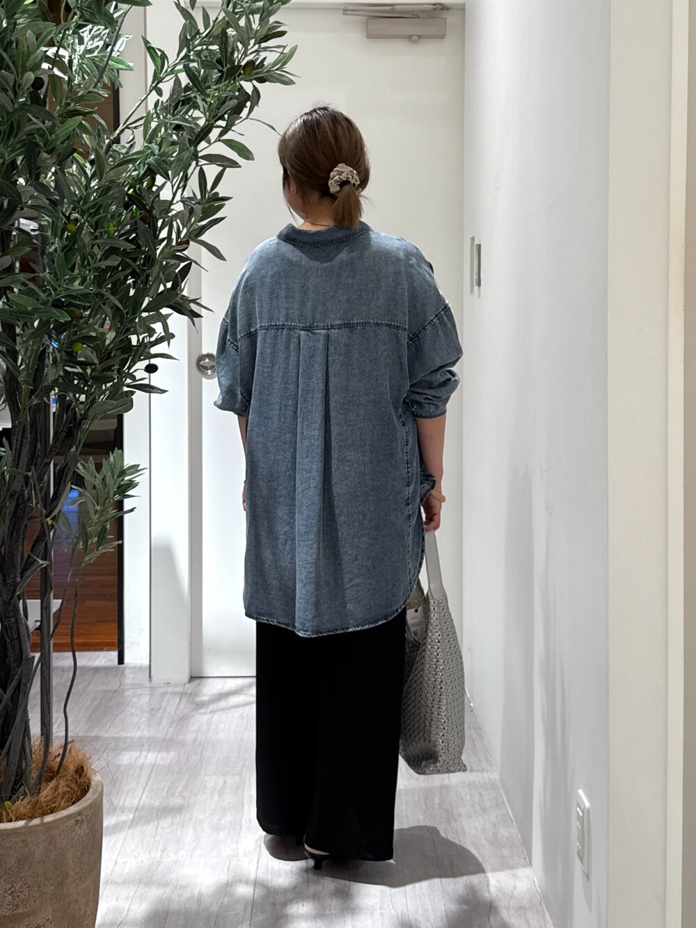 ブルー系のシャツ/ブラウス、ブラック系のその他パンツを着用したレディースの夏コーディネートの3枚目の写真