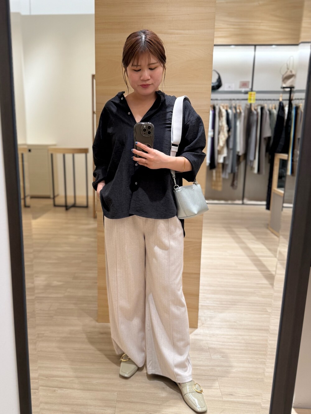 ブラック系のシャツ/ブラウス、ベージュ系のその他パンツを着用したレディースの秋コーディネートの3枚目の写真
