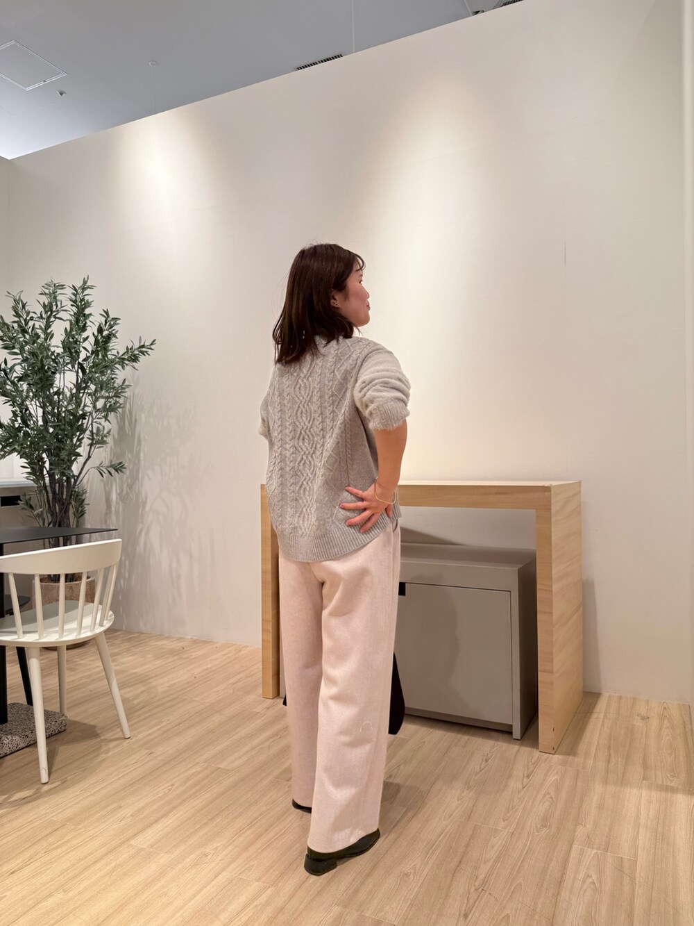 グレー系のニット/セーター、ベージュ系のその他パンツを着用したレディースの秋コーディネートの2枚目の写真