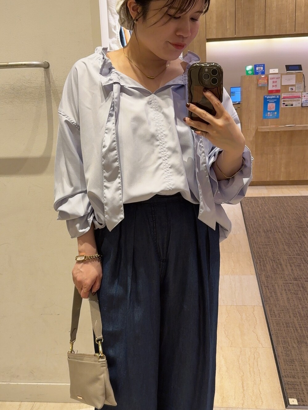 ブルー系のシャツ/ブラウス、ブルー系のその他パンツ、ベージュ系のトートバッグを着用したレディースの春コーディネートの2枚目の写真