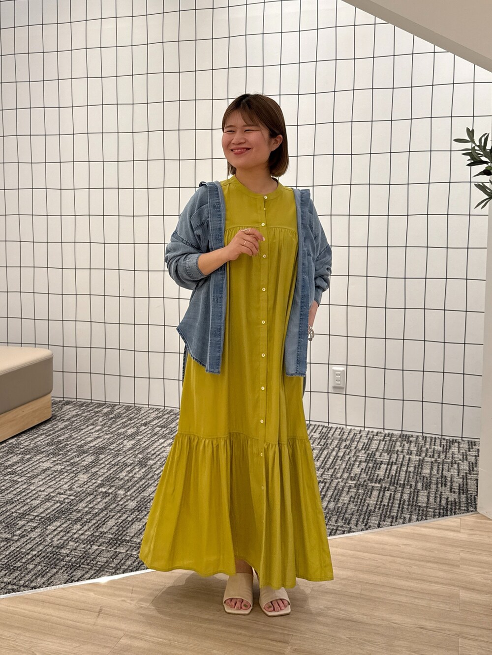 イエロー系のワンピース、ブルー系のシャツ/ブラウスを着用したレディースの夏コーディネートの2枚目の写真