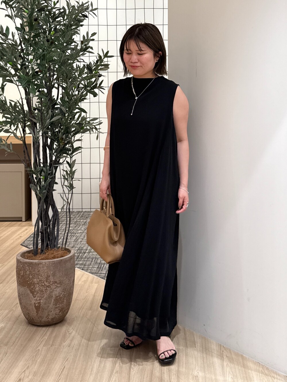 ブラック系のワンピース、シルバー系のリングを着用したレディースの夏コーディネートの2枚目の写真