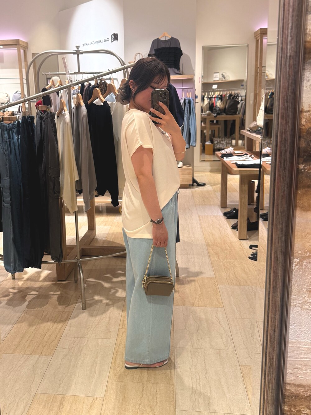 ホワイト系のTシャツ/カットソー、ブルー系のデニムパンツを着用したレディースの夏コーディネートの3枚目の写真