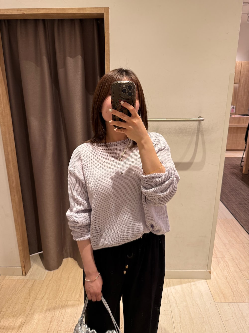パープル系のニット/セーター、ブラック系のその他パンツを着用したレディースの春コーディネートの2枚目の写真