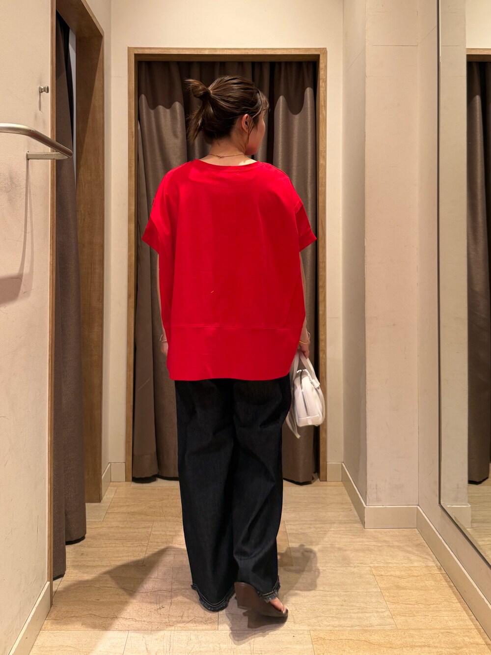 レッド系のTシャツ/カットソー、ブルー系のその他パンツを着用したレディースの春コーディネートの3枚目の写真