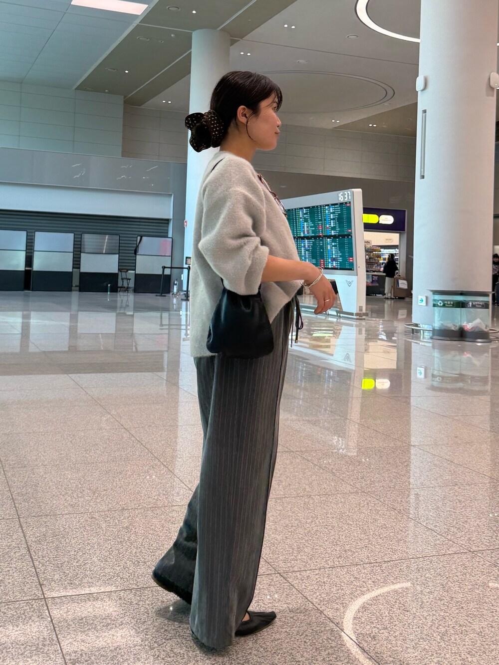 グレー系のその他パンツ、グレー系のニット/セーターを着用したレディースの秋コーディネートの2枚目の写真