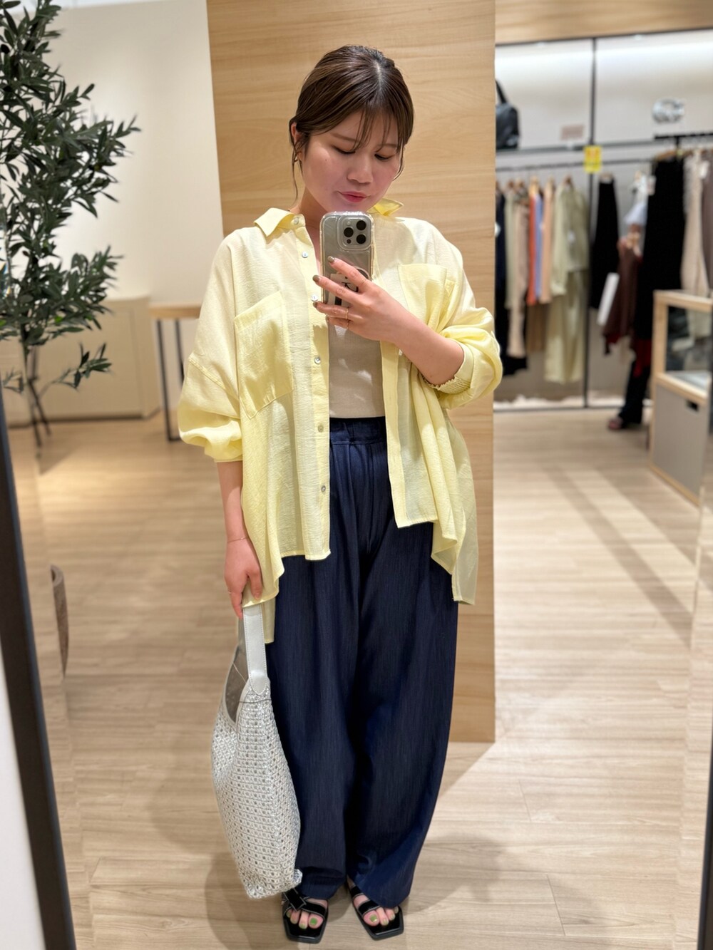 イエロー系のシャツ/ブラウス、ブルー系のその他パンツを着用したレディースの夏コーディネートの2枚目の写真