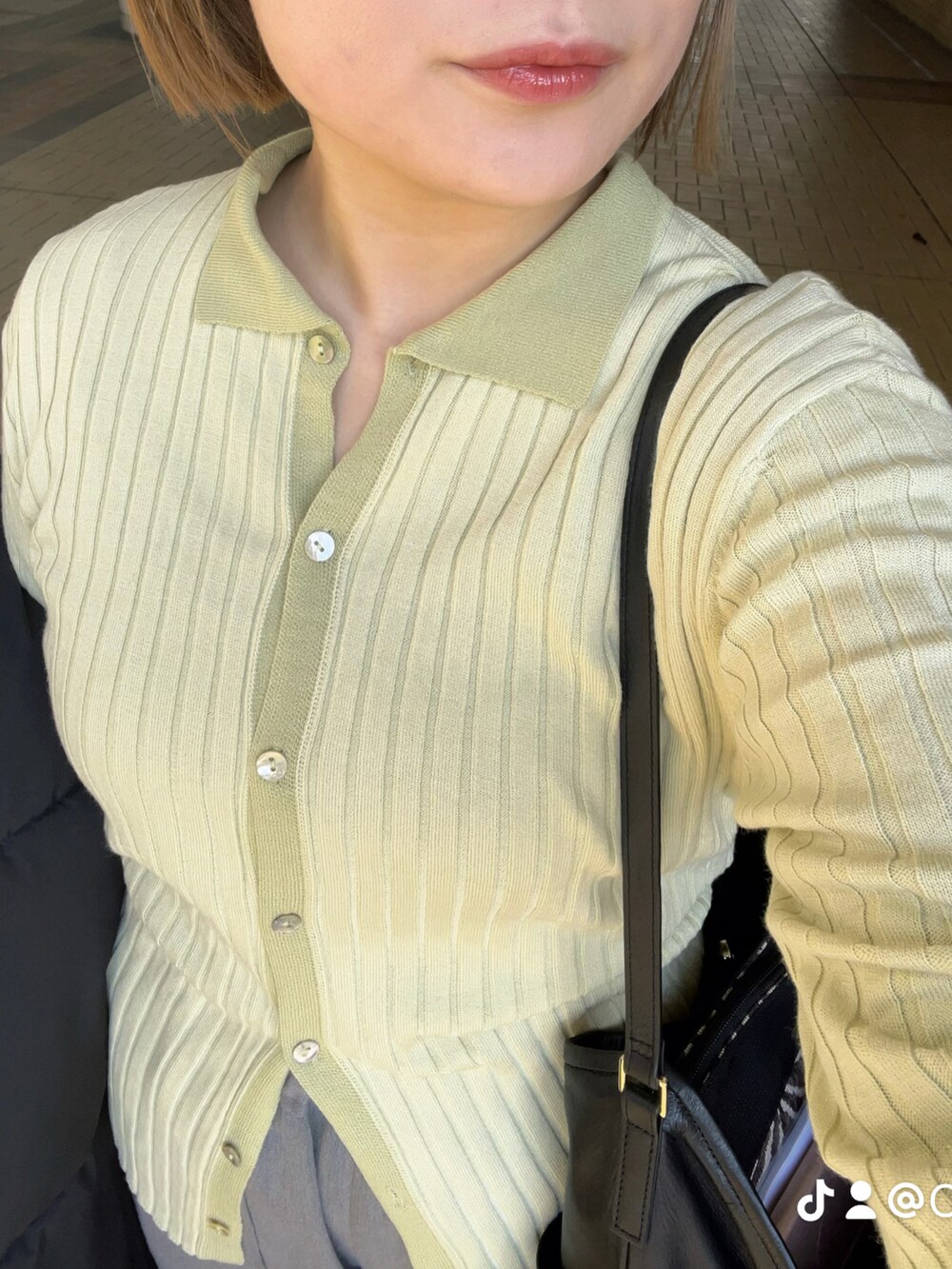 グリーン系のニット/セーター、グレー系のその他パンツを着用したレディースの冬コーディネートの3枚目の写真