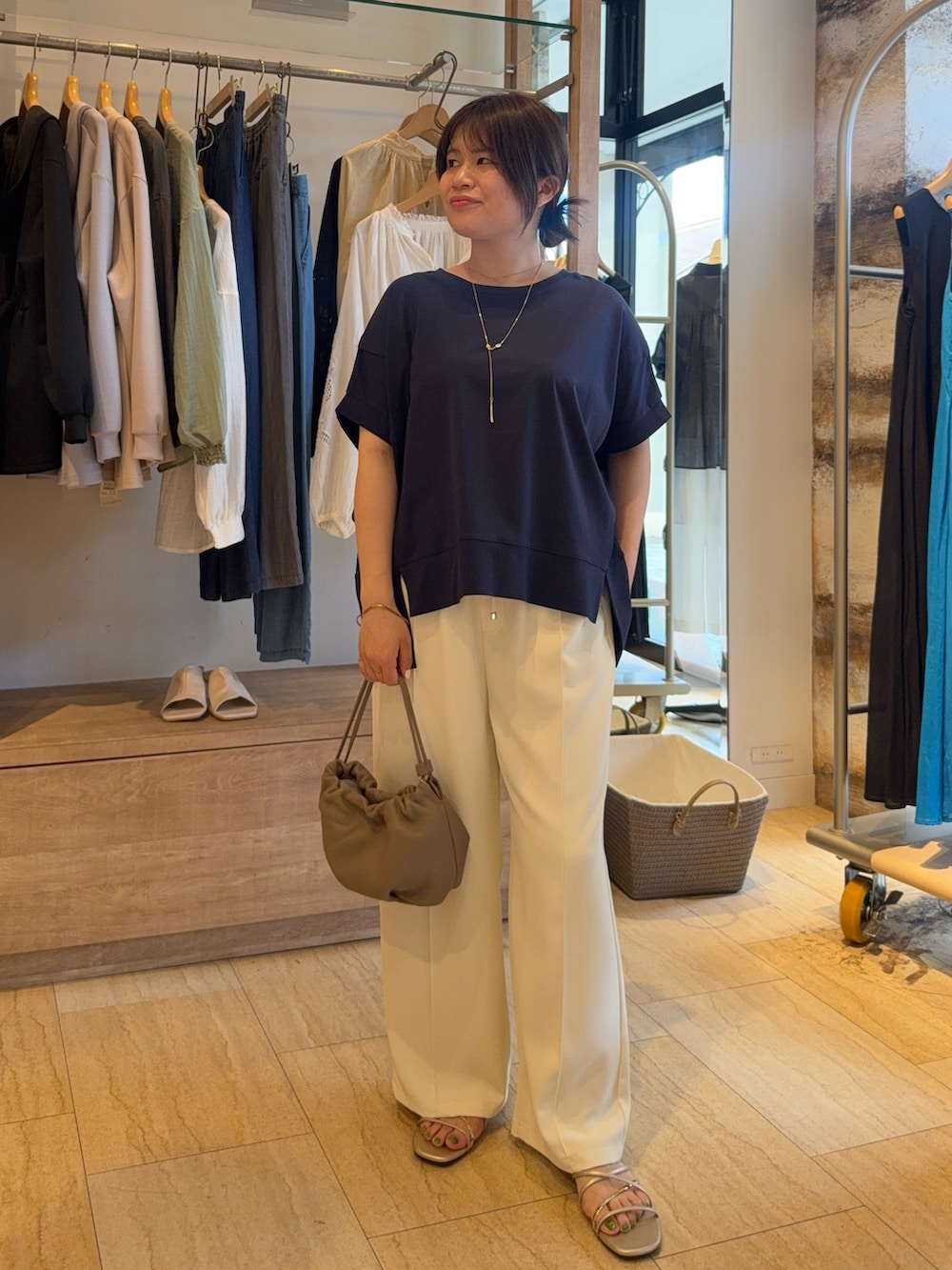 ブルー系のTシャツ/カットソー、ホワイト系のその他パンツを着用したレディースの春コーディネートの2枚目の写真