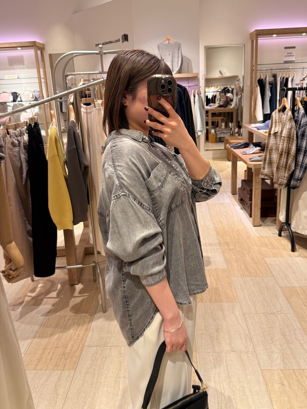 グレー系のシャツ/ブラウス、ホワイト系のその他パンツ、ブラック系のトートバッグを着用したレディースの春コーディネートの3枚目の写真