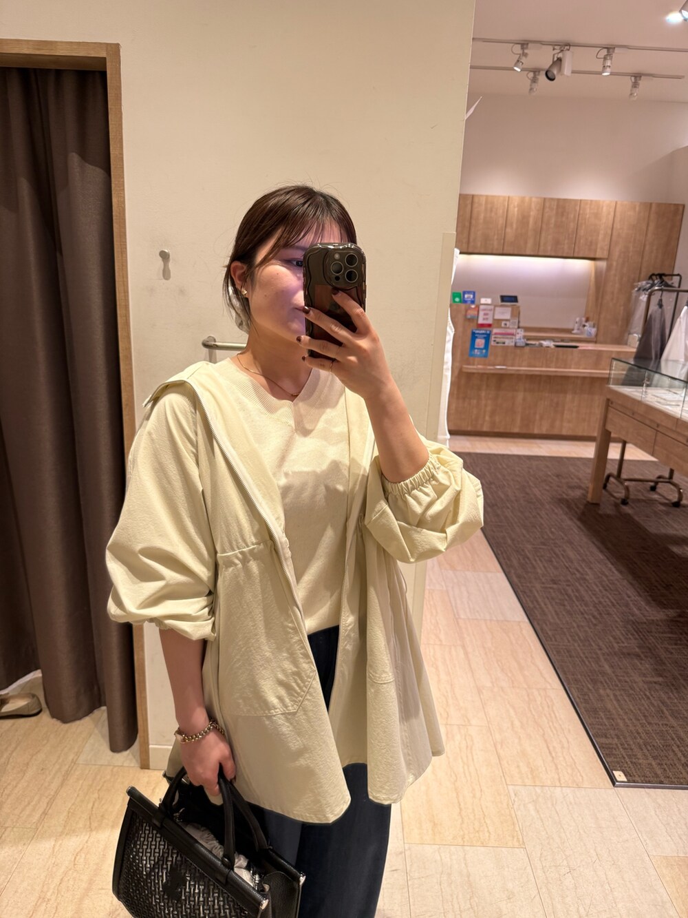 ホワイト系のニット/セーター、ブルー系のその他パンツを着用したレディースの春コーディネートの3枚目の写真
