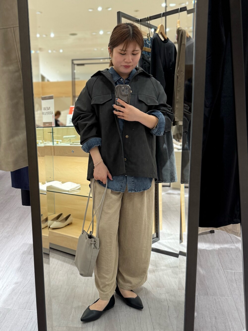 グレー系のその他アウター、ブルー系のシャツ/ブラウス、ベージュ系のその他パンツを着用したレディースの秋コーディネートの2枚目の写真