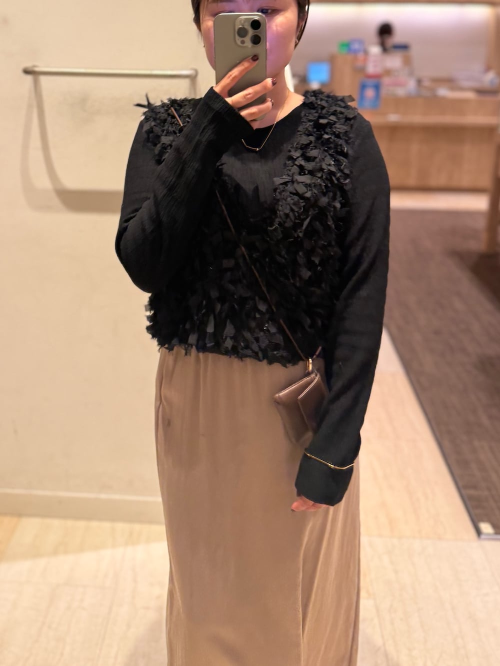 ブラック系のベスト、ブラック系のTシャツ/カットソーを着用したレディースの春コーディネートの2枚目の写真