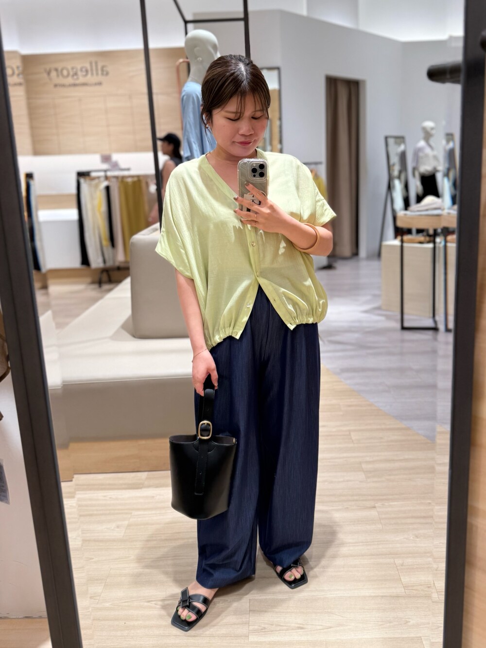 グリーン系のシャツ/ブラウス、ブルー系のその他パンツを着用したレディースの夏コーディネートの2枚目の写真