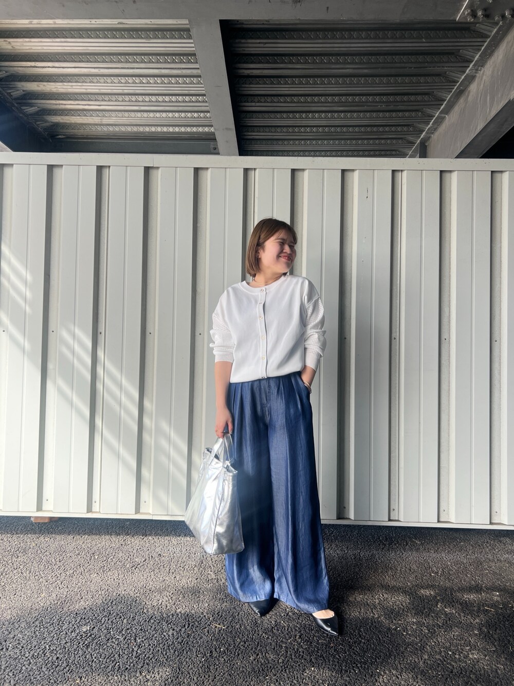 ホワイト系のカーディガン/ボレロ、ブルー系のその他パンツ、シルバー系のトートバッグを着用したレディースの春コーディネートの2枚目の写真