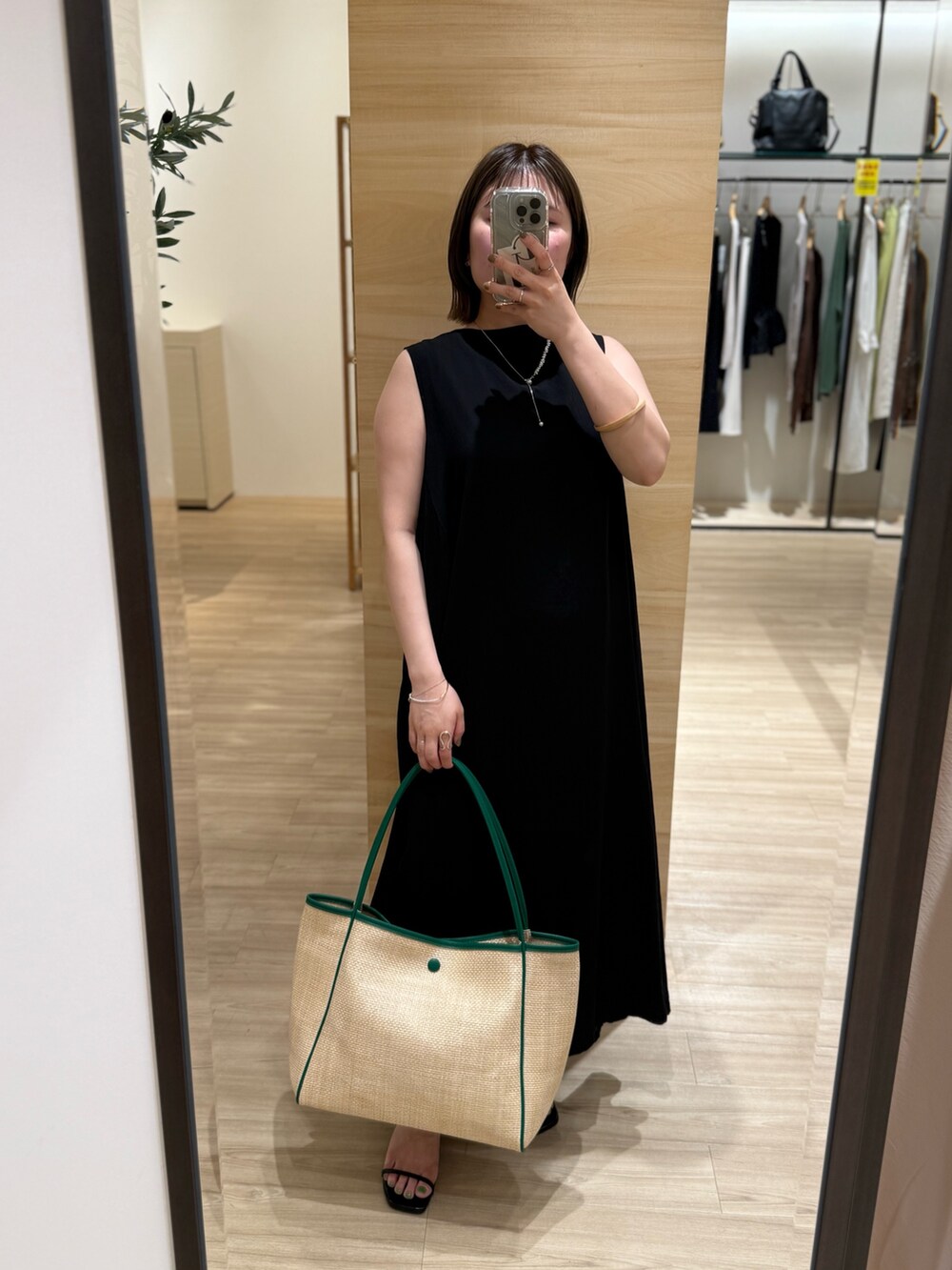 ブラック系のワンピース、シルバー系のリングを着用したレディースの夏コーディネートの3枚目の写真
