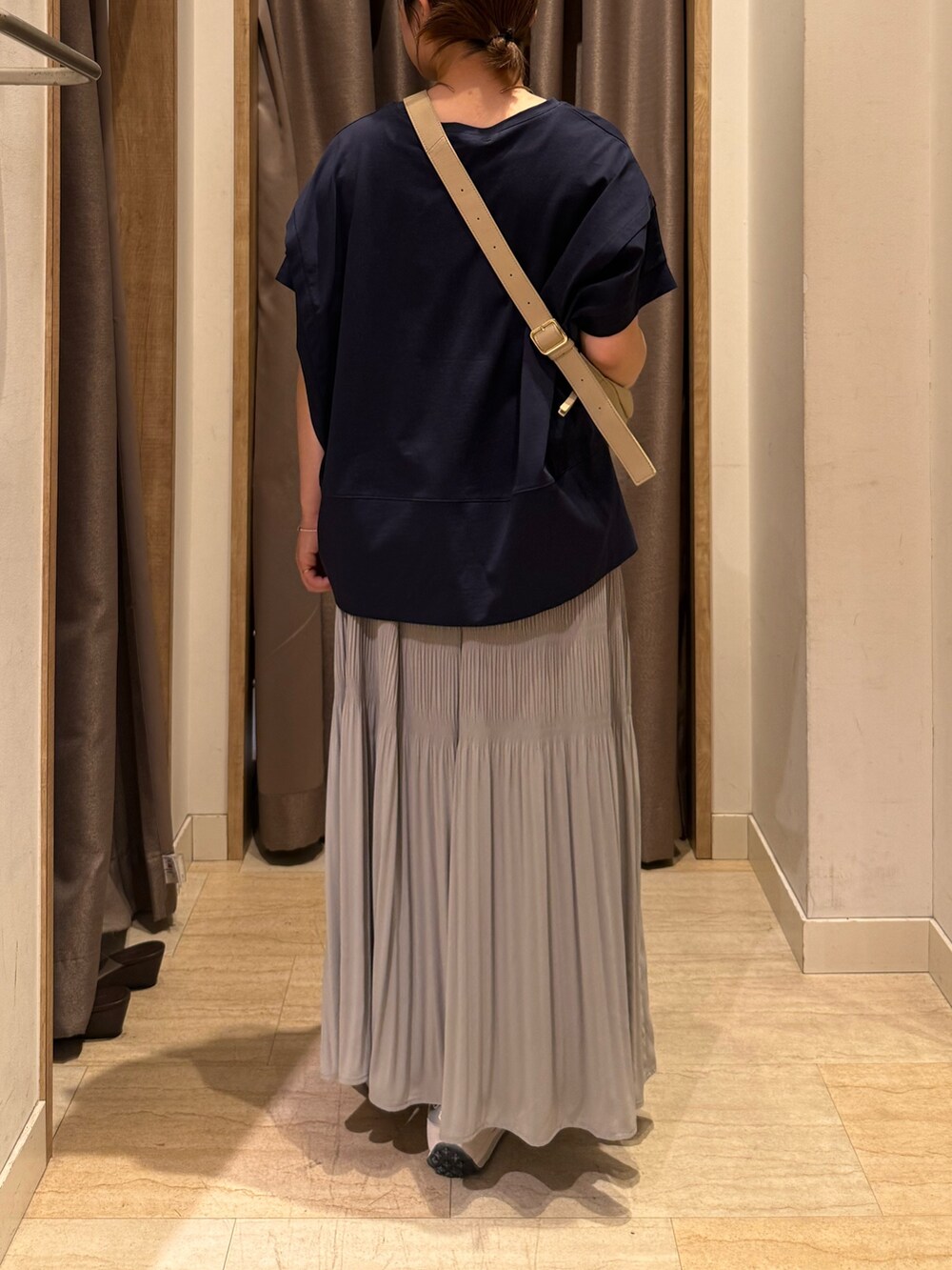 ブルー系のTシャツ/カットソー、グレー系のスカート、シルバー系のリングを着用したレディースの春コーディネートの3枚目の写真