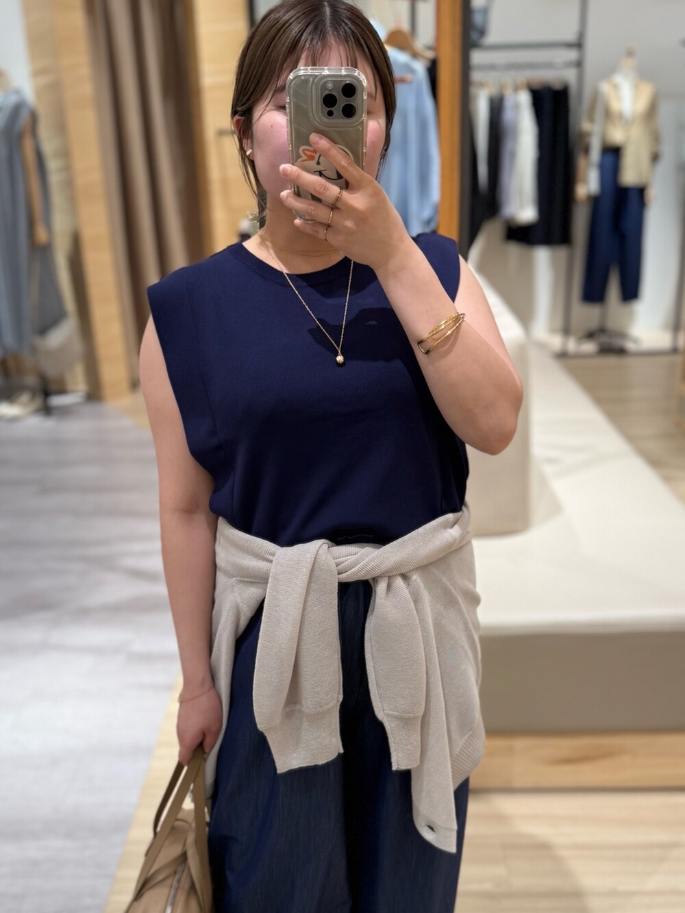 ブルー系のニット/セーター、ブルー系のその他パンツ、グレー系のカーディガン/ボレロを着用したレディースの夏コーディネートの2枚目の写真