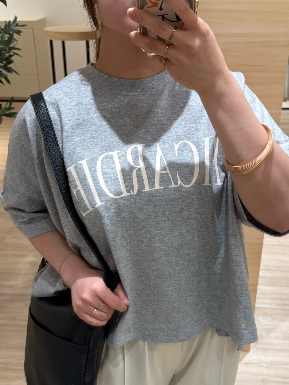 ホワイト系のその他パンツ、グレー系のTシャツ/カットソー、ブラック系のトートバッグを着用したレディースの夏コーディネートの2枚目の写真