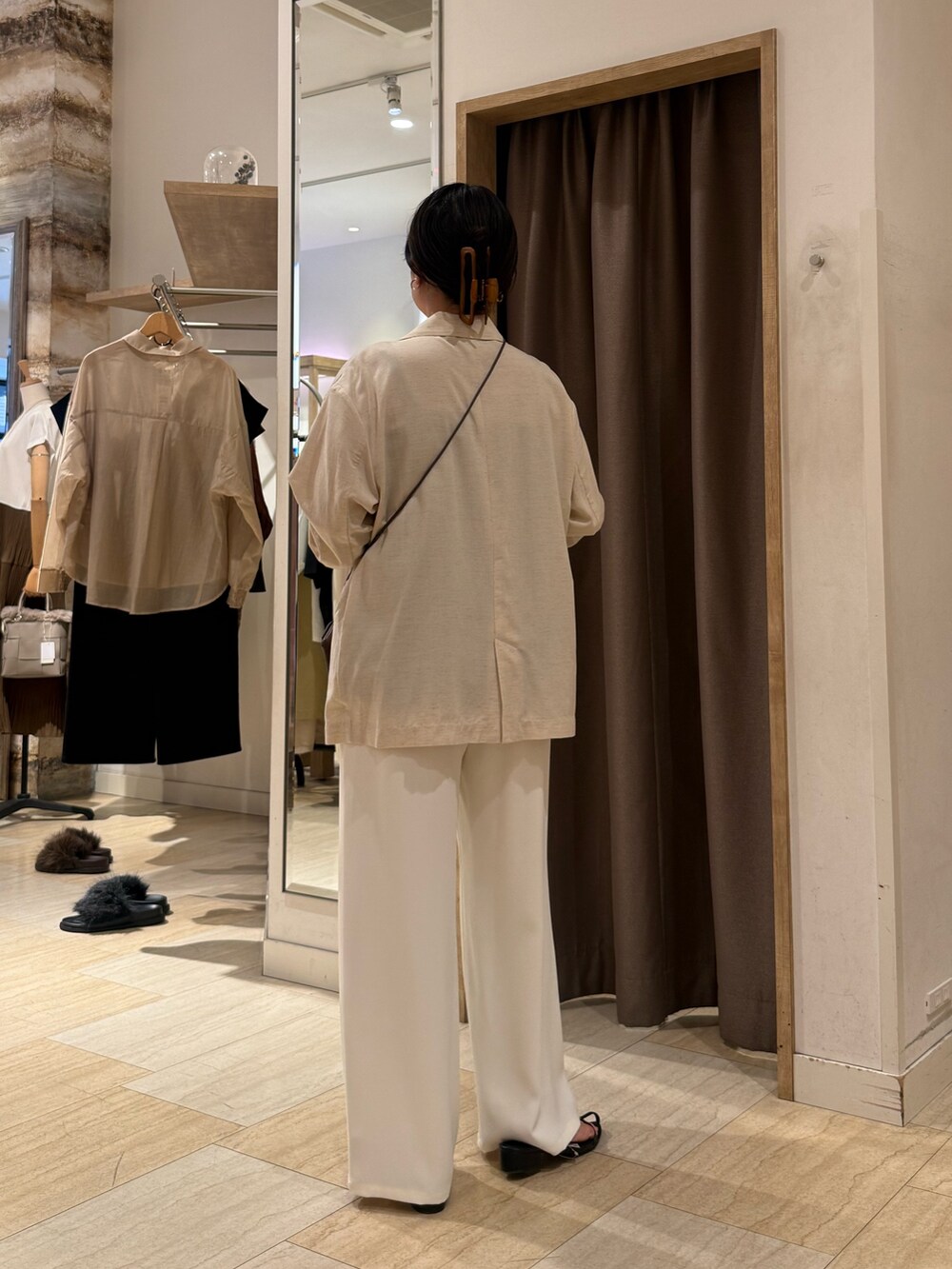 ホワイト系のベスト、ブラック系のシャツ/ブラウス、ホワイト系のその他パンツを着用したレディースの夏コーディネートの2枚目の写真