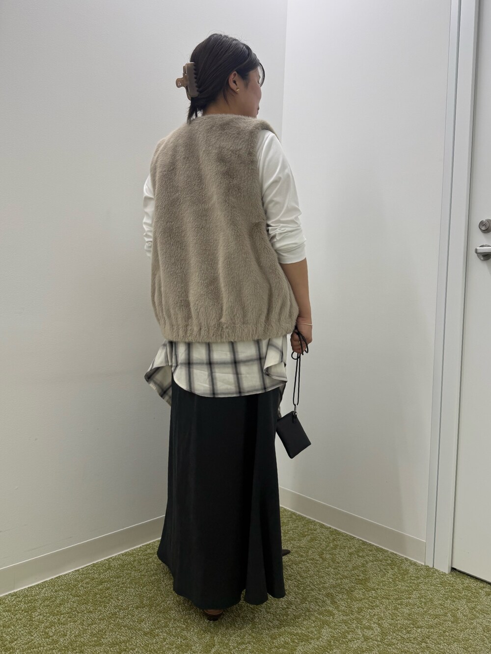 グレー系のTシャツ/カットソー、ホワイト系のシャツ/ブラウス、ホワイト系のTシャツ/カットソーを着用したレディースの秋コーディネートの2枚目の写真