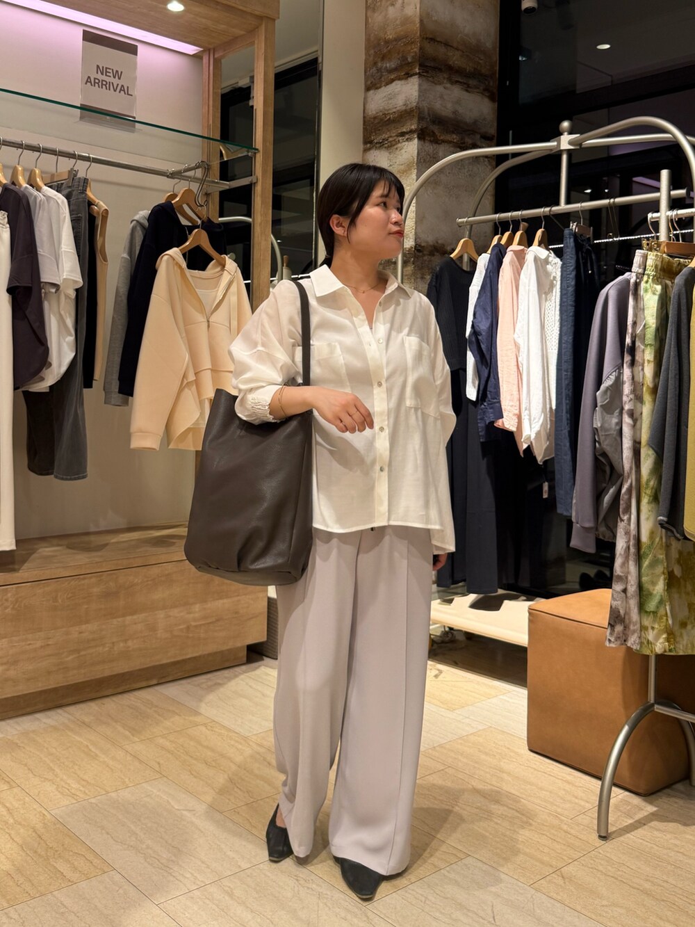 ホワイト系のシャツ/ブラウス、グレー系のその他パンツを着用したレディースの春コーディネートの4枚目の写真
