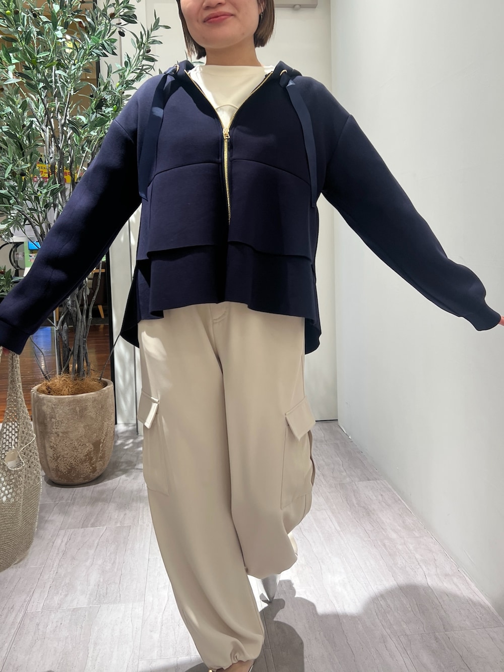 ブルー系のパーカー、ホワイト系のTシャツ/カットソー、ベージュ系のその他パンツを着用したレディースの春コーディネートの4枚目の写真