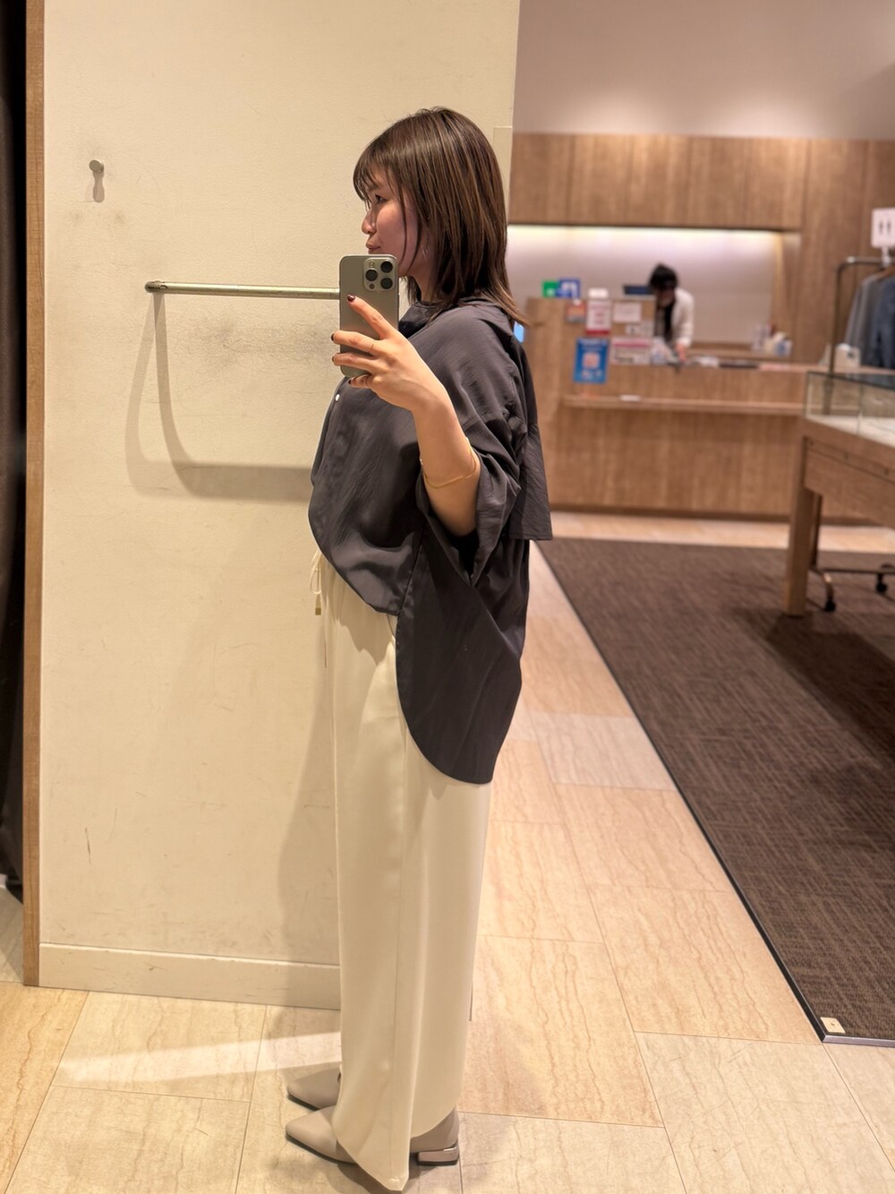 ホワイト系のその他パンツ、グレー系のシャツ/ブラウスを着用したレディースの春コーディネートの3枚目の写真