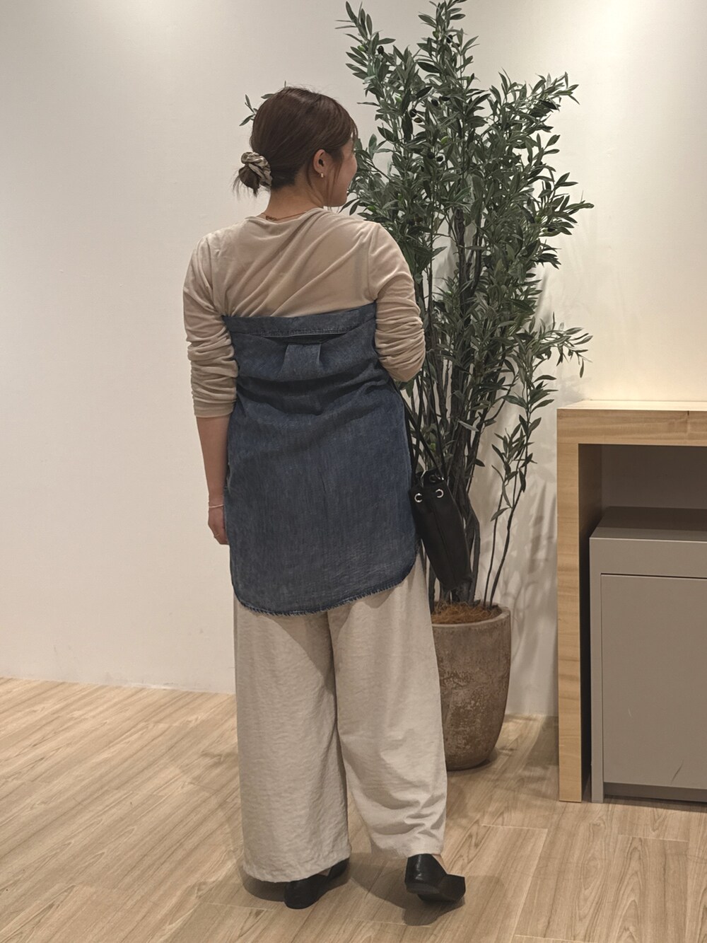 ブルー系のシャツ/ブラウス、ベージュ系のTシャツ/カットソー、グレー系のその他パンツを着用したレディースの秋コーディネートの3枚目の写真