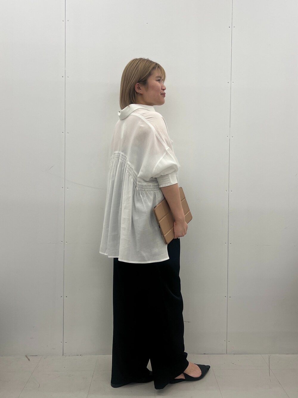 ホワイト系のシャツ/ブラウス、ブラック系のその他パンツを着用したレディースの春コーディネートの3枚目の写真