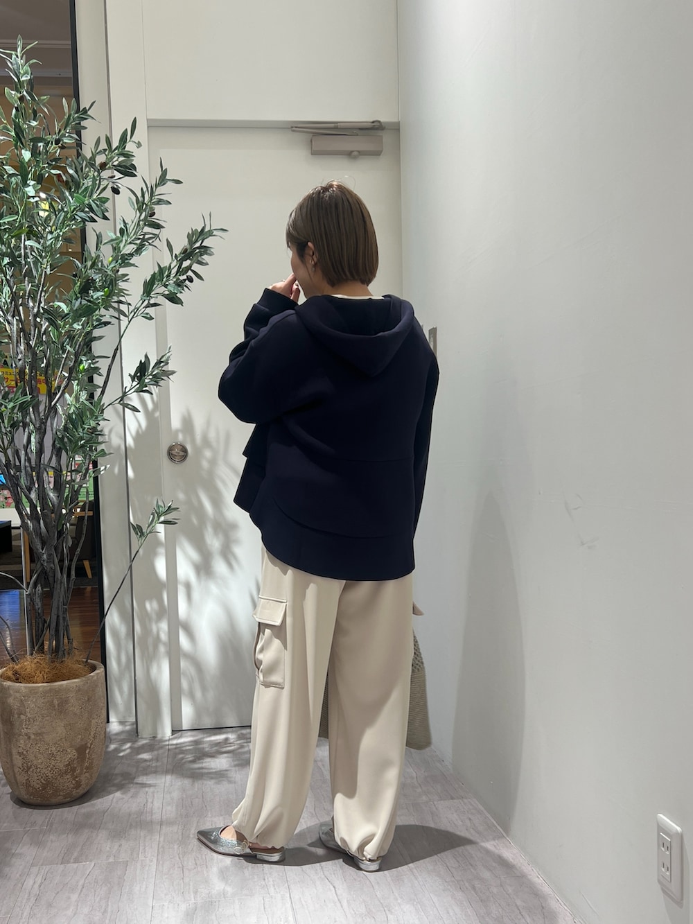 ブルー系のパーカー、ホワイト系のTシャツ/カットソー、ベージュ系のその他パンツを着用したレディースの春コーディネートの2枚目の写真